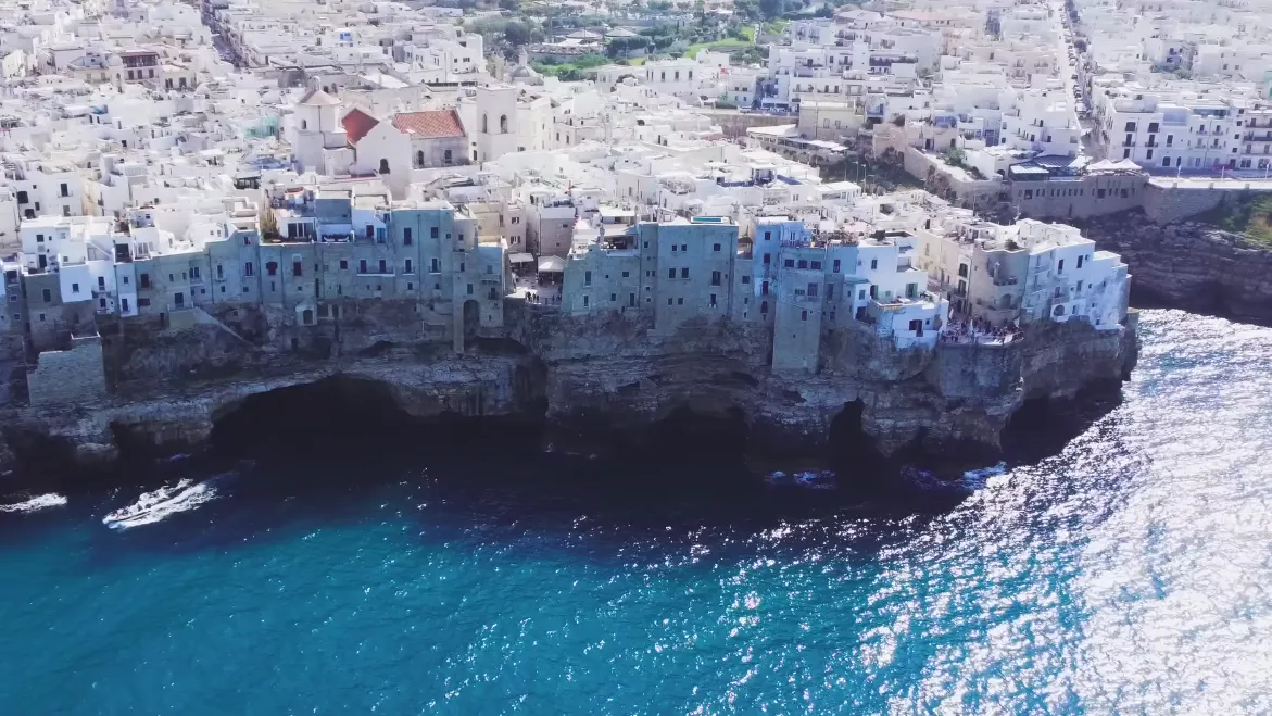 Polignano a Mare, il centro storico della città visto dal mare