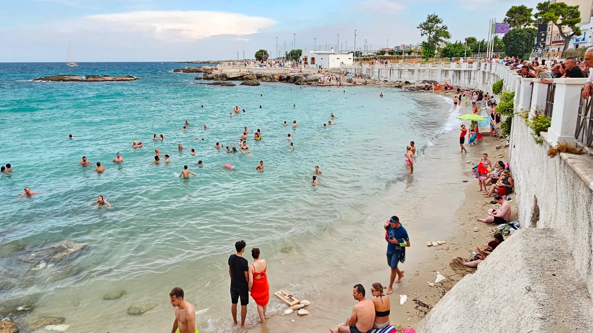 Strand Cala Porta Vecchia im historischen Zentrum von Monopoli