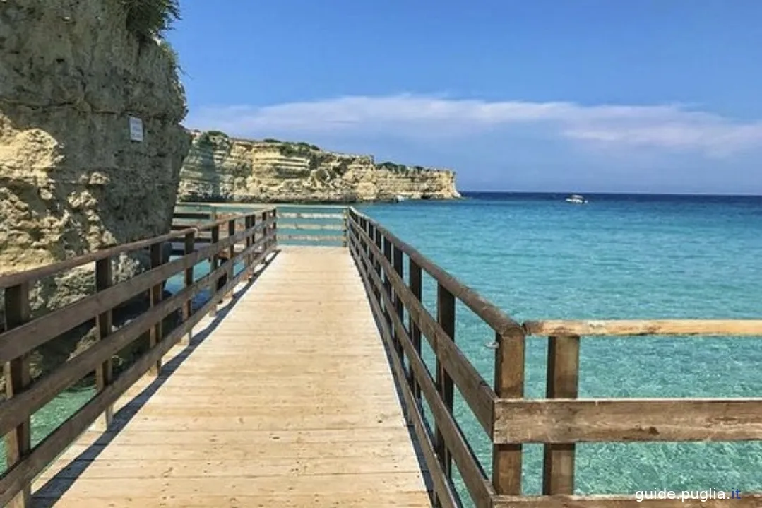 baia del mulino d acqua, pontile di accesso alla spiaggia