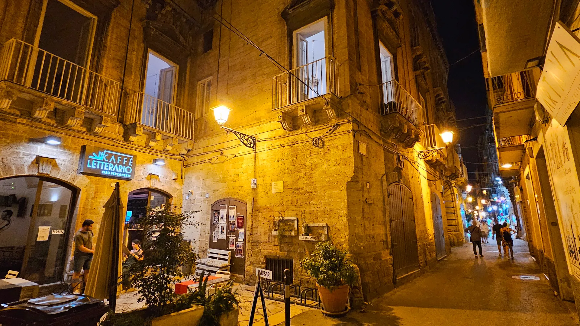 Taranto, Altstadt: Blick auf eine schmale Straße auf der Altstadtinsel im historischen Zentrum