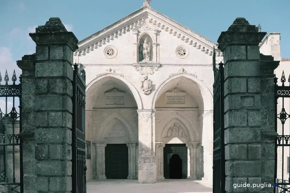Sanctuaire de San Michele Arcangelo, façade de l'église, Monte Sant'Angelo