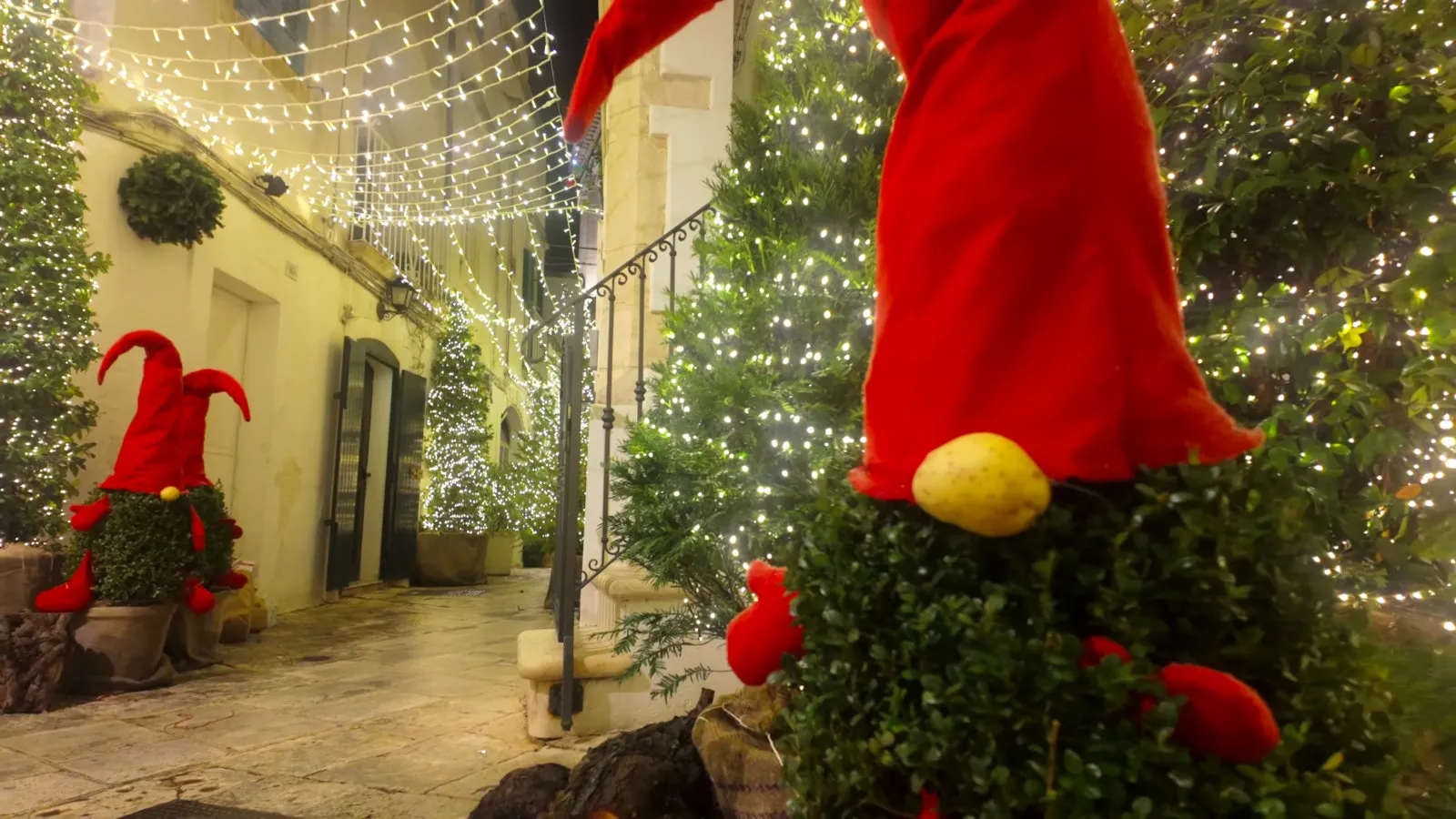 Weihnachtsdekorationen in einem historischen Zentrum des Itria-Tals