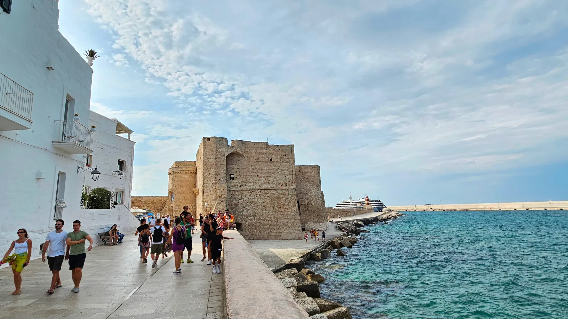 Château de Charles V dans le centre historique de Monopoli, vue depuis le front de mer