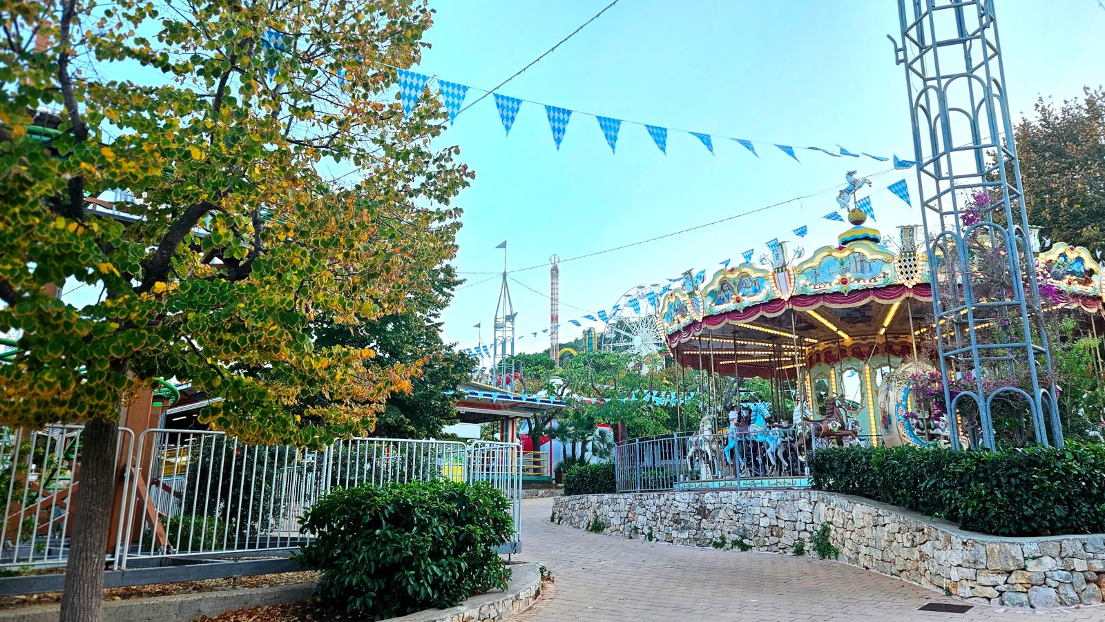 Fasanolandia Parco Divertimenti a Fasano, viale con giostre per bambini