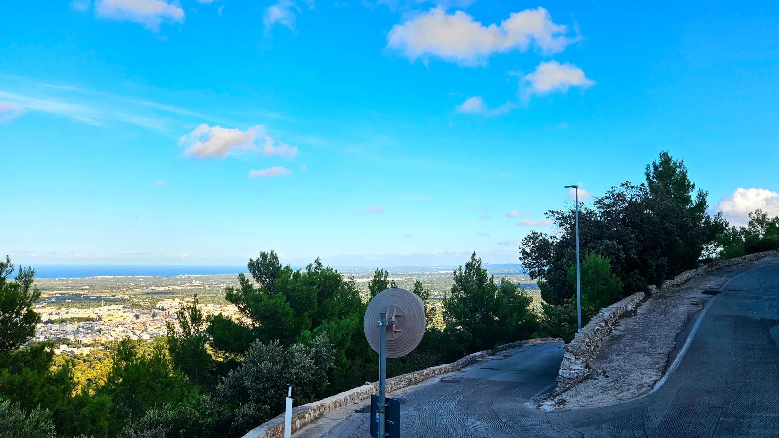 Selva di Fasano, l'un des nombreux virages serrés qui montent viale delle Giritorie