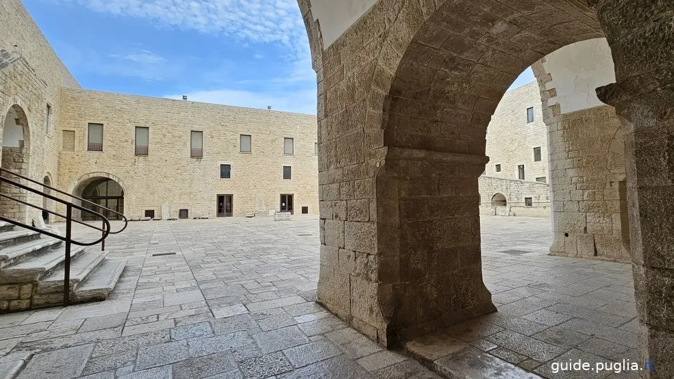 cour intérieure du château souabe de Barletta