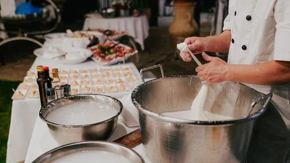 Ristorante Spilusi a Brindisi, corso di produzione formaggio