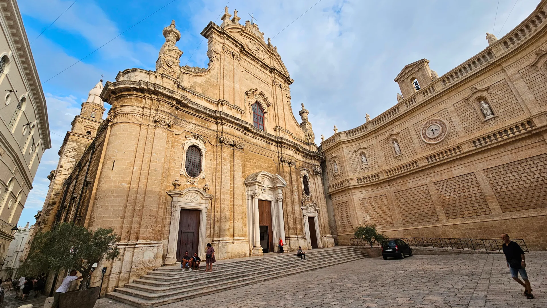 Cathédrale Maria Santissima della Madia à Monopoli, vue de la façade depuis la place en face