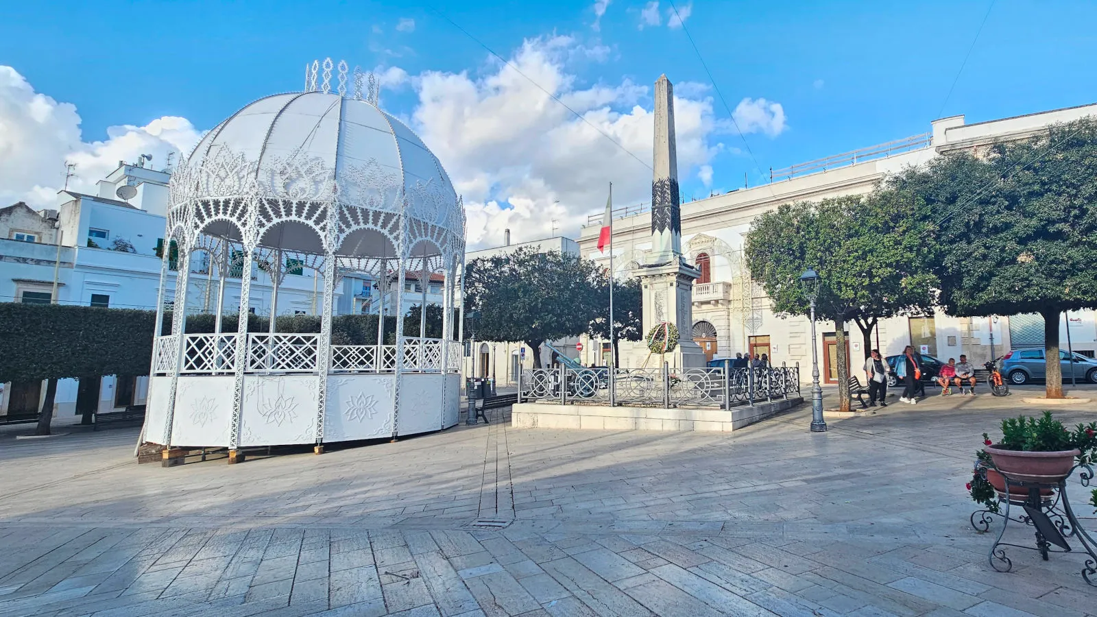 Alberobello, Piazza del Popolo at the beginning of the Aia Piccola neighborhood