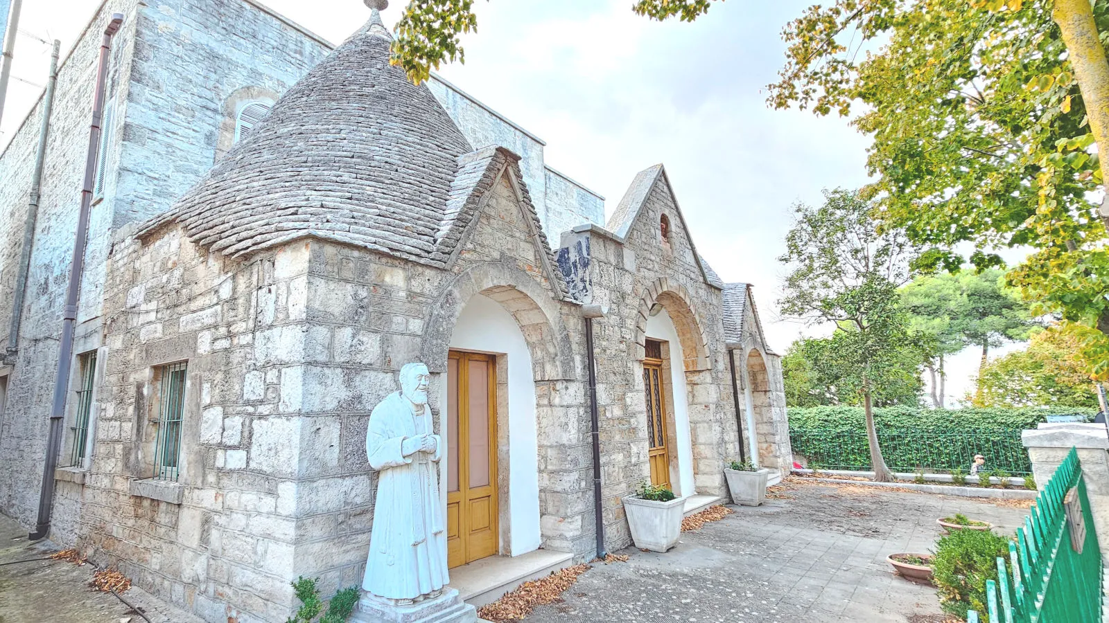 Alberobello, Trulli Edicola Votiva arco nicchia busto San Don Luigi Guanella