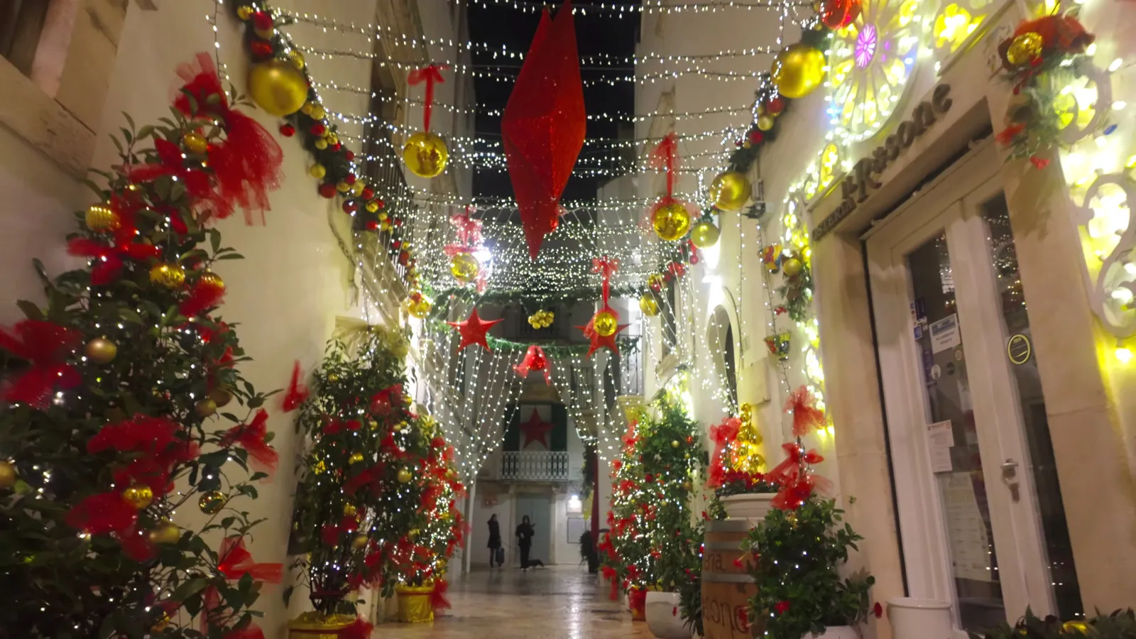 Locorotondo, die Straße ist zu Weihnachten beleuchtet und festlich geschmückt