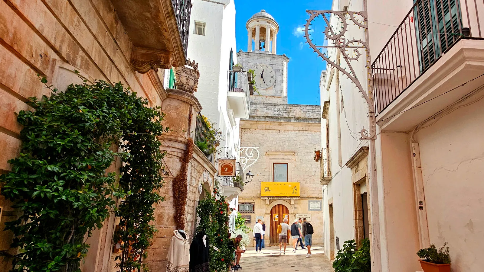 Locorotondo, Palazzo Comunale und Torre Civica von der Via A. Bruno im historischen Zentrum aus gesehen