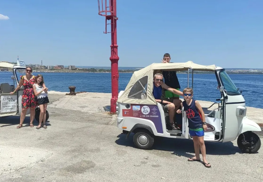 Taranto old town and Mar Grande tour, by gig and by boat