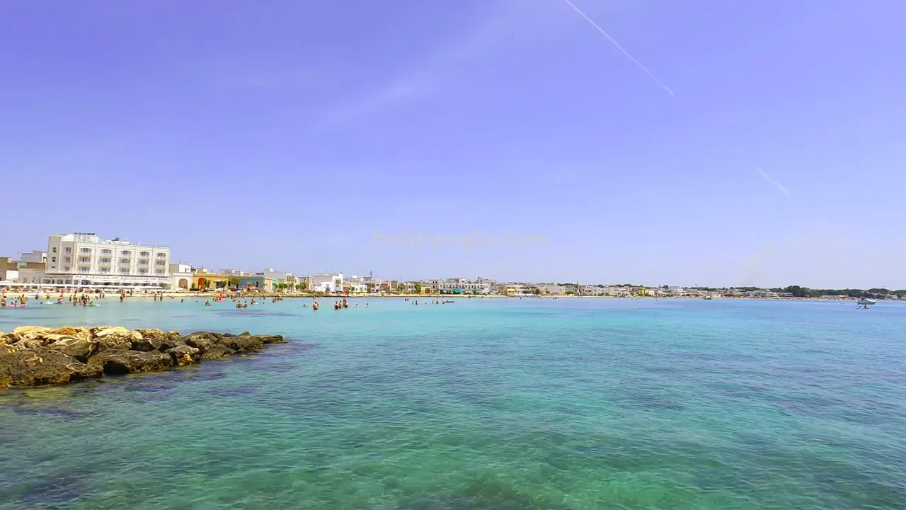 Porto Cesareo: spiaggia di Porto Cesareo vista dal porto, mare, bagnanti, spiaggia e lungomare in lontananza