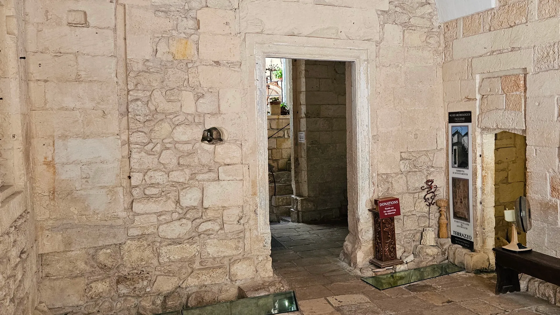 Lecce, Musée Faggiano, hall d'entrée avec fouilles archéologiques