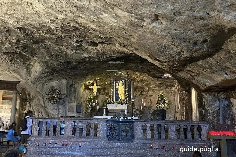Sanctuaire de San Michele Arcangelo, intérieur de la grotte, autel, Monte Sant'Angelo