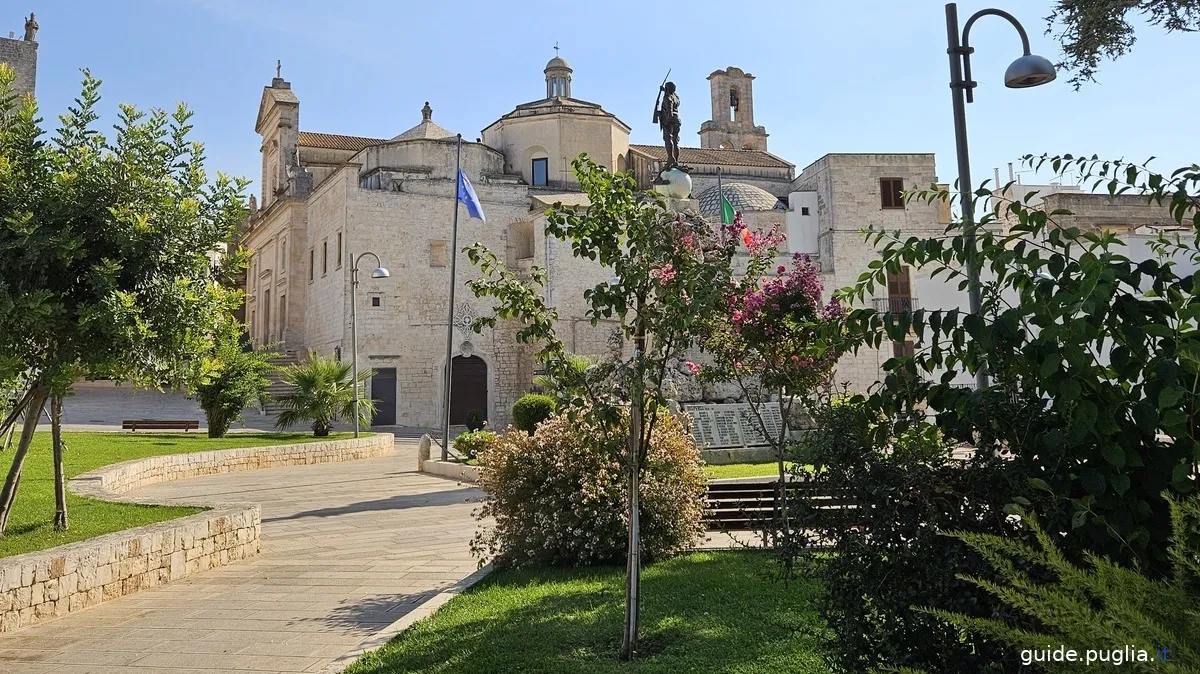 Piazza Garibaldi, jardins, statue de Garibaldi