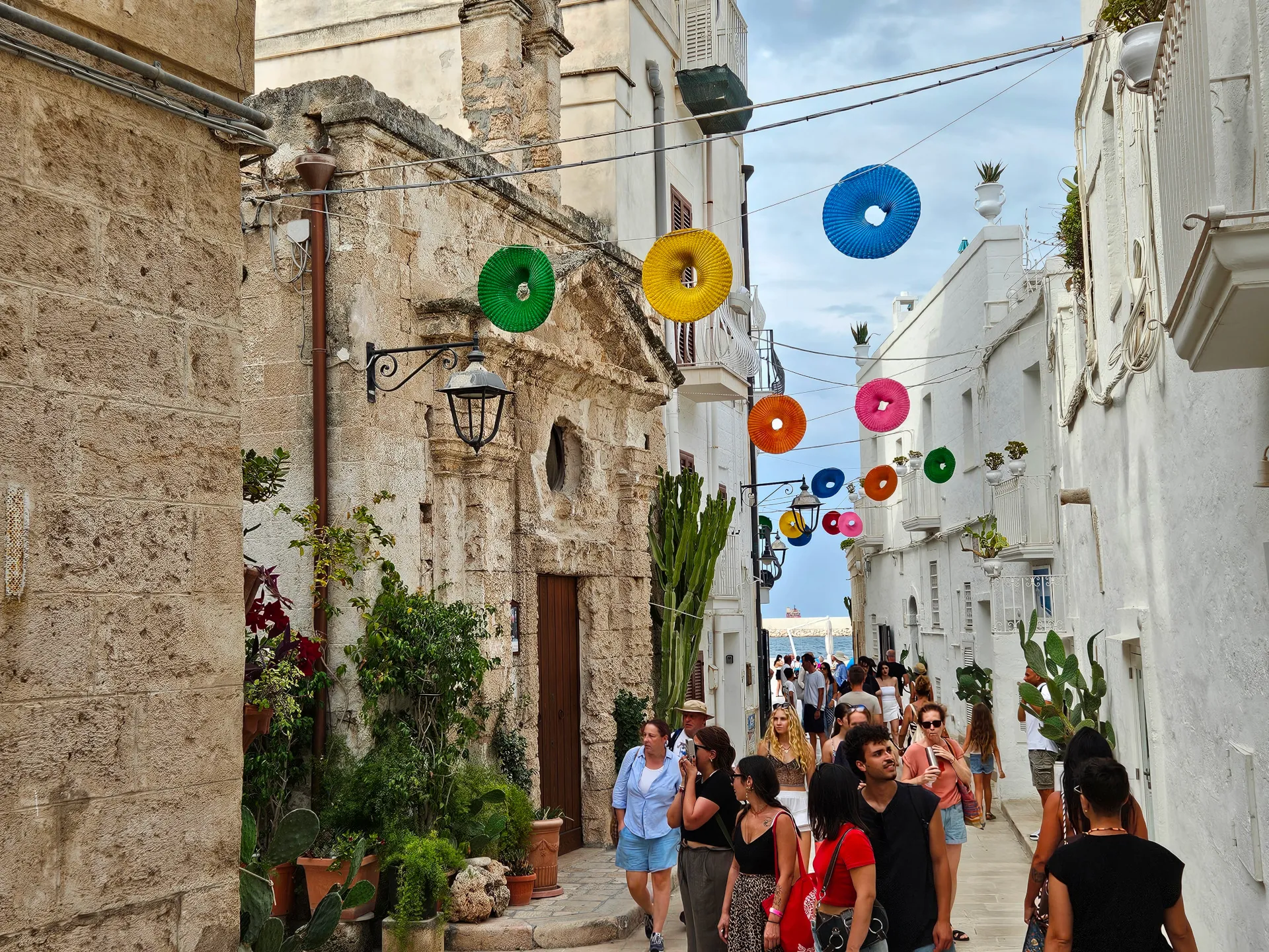 Monopoli centro storico, passeggiata verso il mare