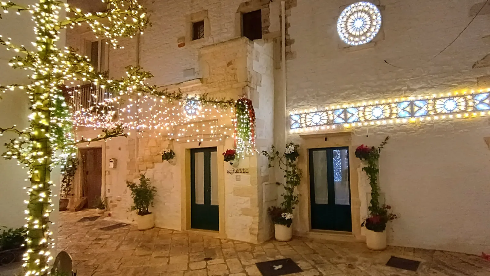 Locorotondo-Weihnachten, Häuser im historischen Zentrum sind zu Weihnachten festlich beleuchtet