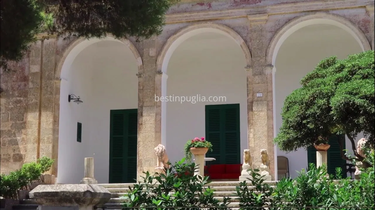 Santa Maria di Leuca : villa historique, d&eacute;tail du portique d'entr&eacute;e et de l'escalier