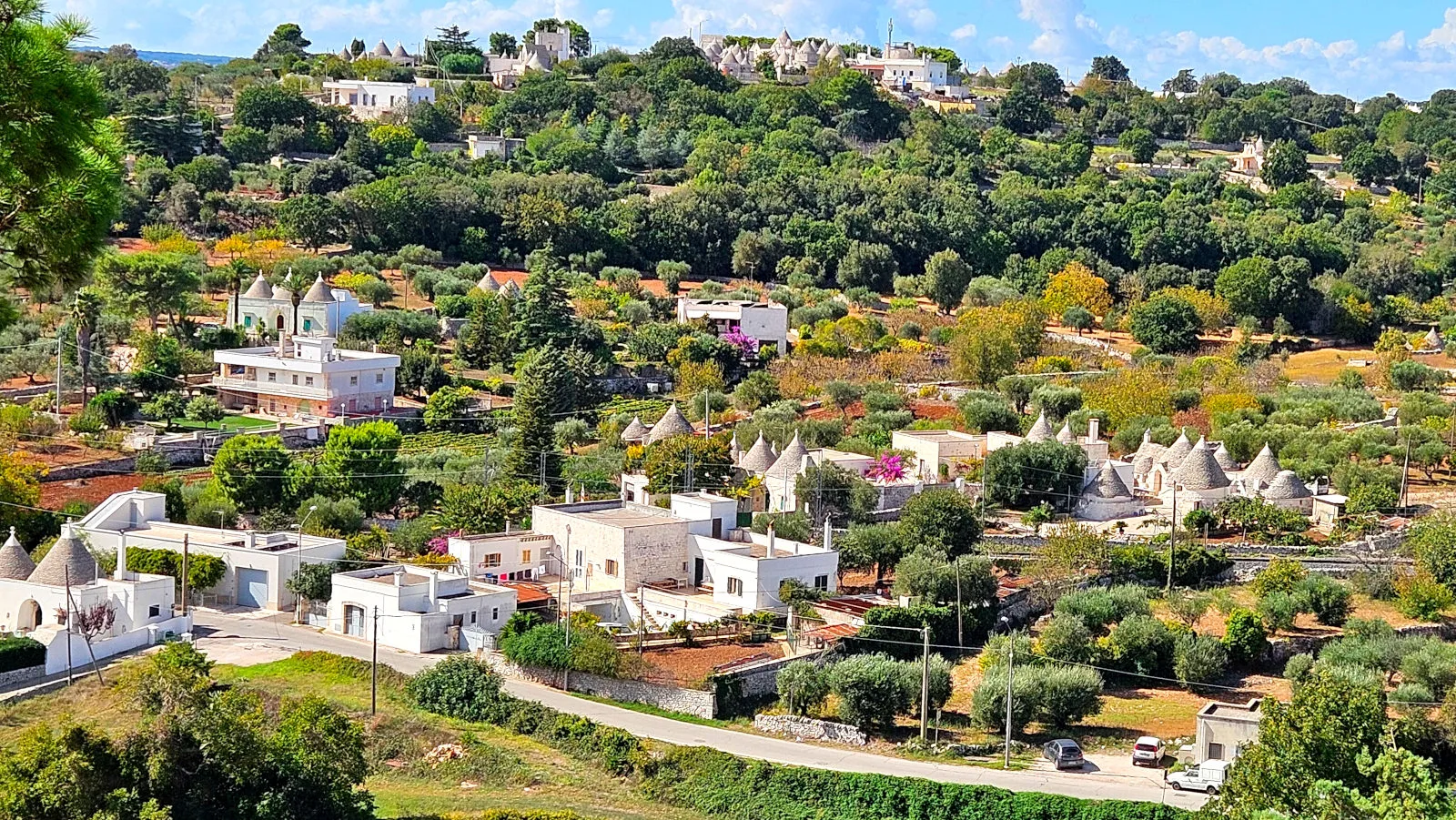 Locorotondo, complesso di Trulli visti dalla panoramica del parco nella Villa Comunale