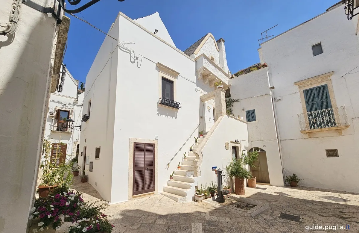 le cummerse, white houses with sloping roofs, locorotondo