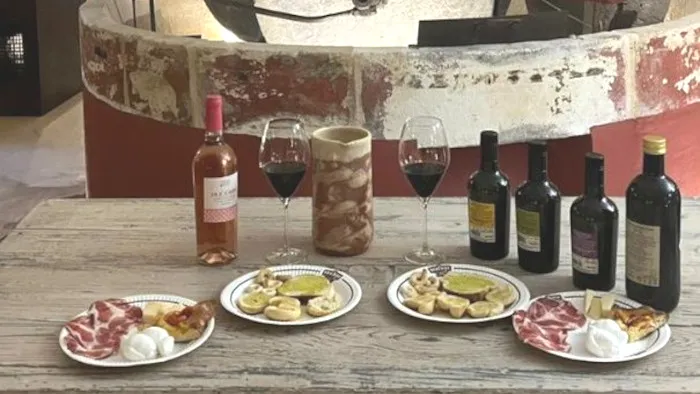 Degustazione al Frantoio Rosso Ipogeo con vino, salumi, formaggi, olio, focaccia e molto altro