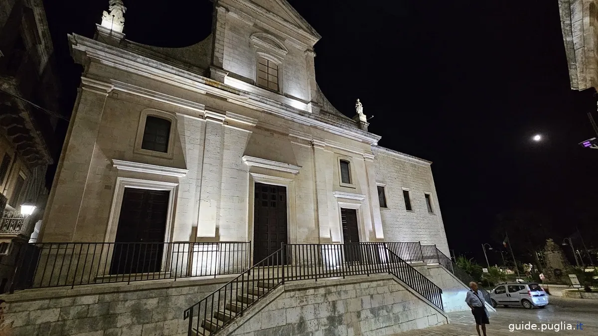 église de San Nicola le soir, saint patron de Cisternino