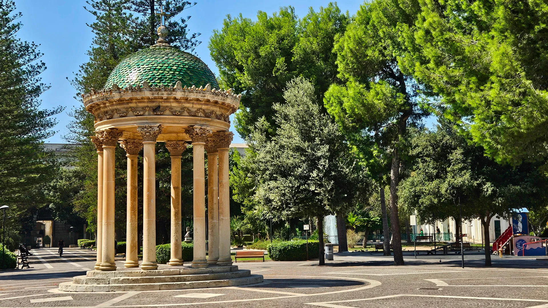 Lecce, padiglione nel giardino della villa comunale