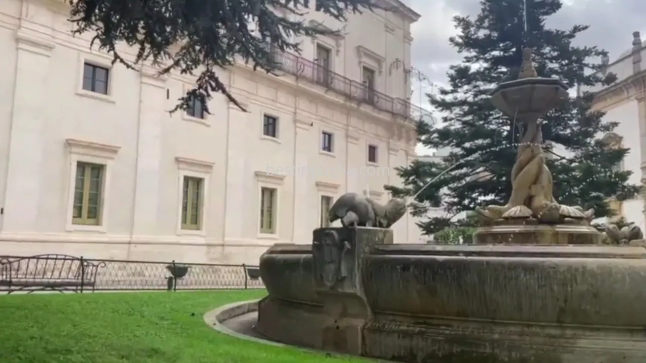 Palazzo Ducale &agrave; Martina Franca, vue sur le jardin ext&eacute;rieur