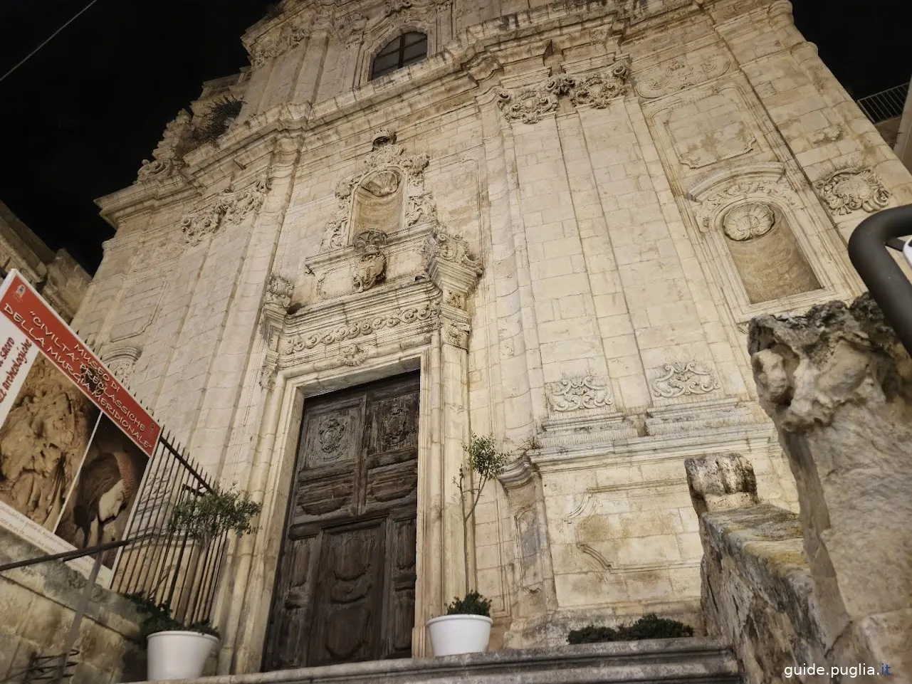 Kirche San Vito Martire und Eingang zum archäologischen Museum der vorklassischen Zivilisationen der Murgia