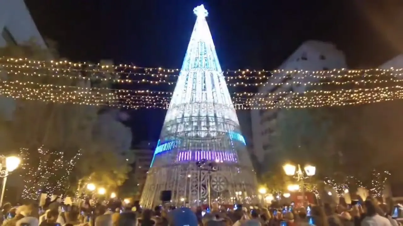 Taranto centro, mercatini di natale con albero luminoso