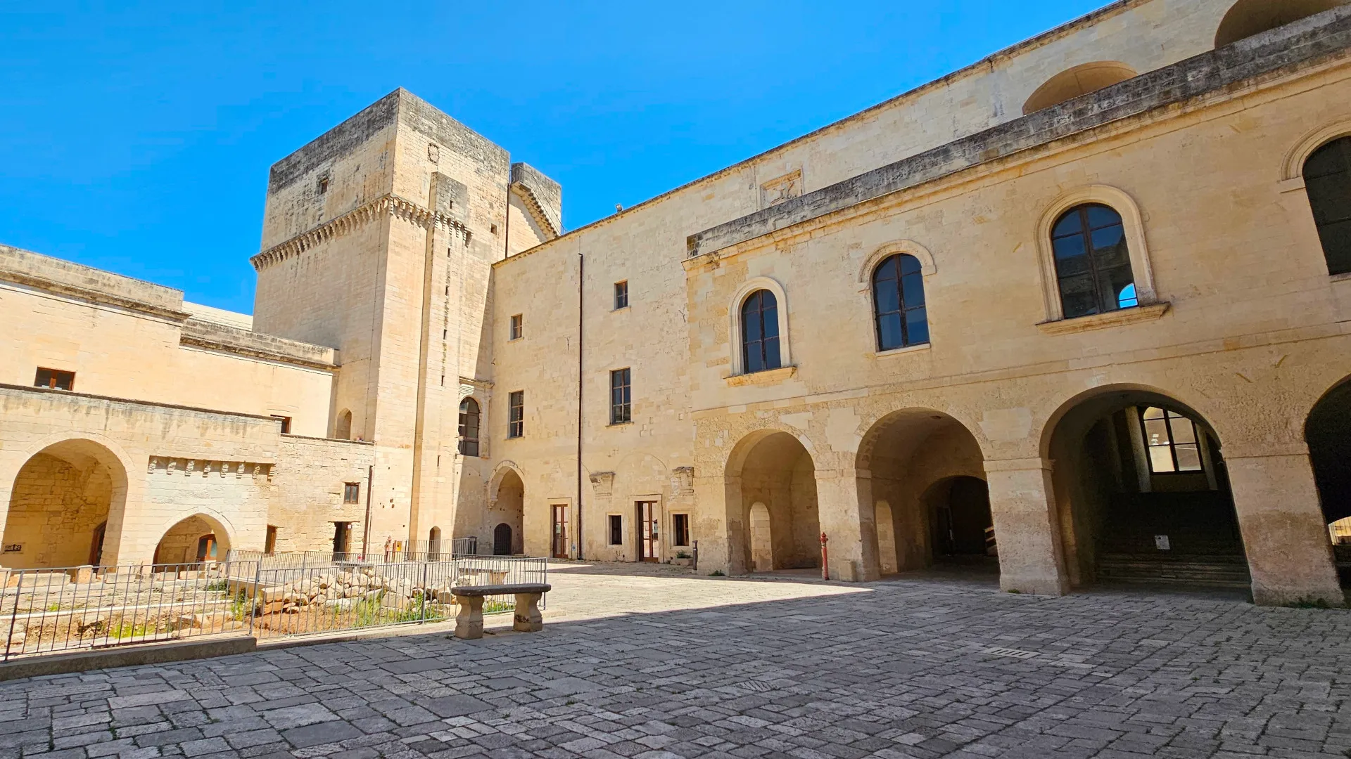 Lecce, Castello di Carlo V, un cortile interno con scavi romani