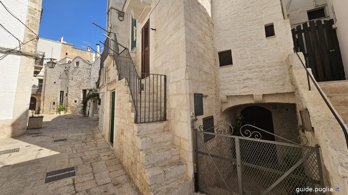 ruelles, rues cisternino, maisons blanches