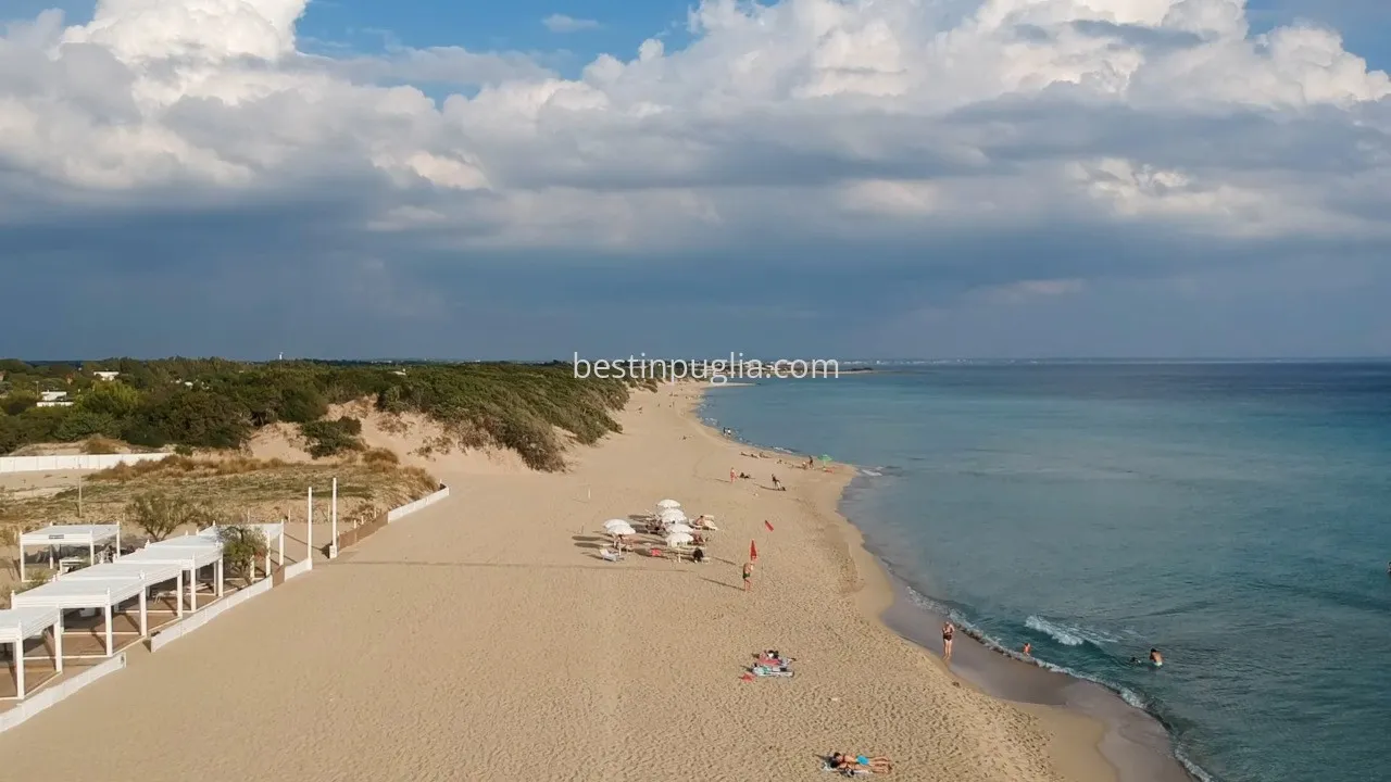 Punta Prosciutto, plage libre avec vue sur les dunes vers le sud