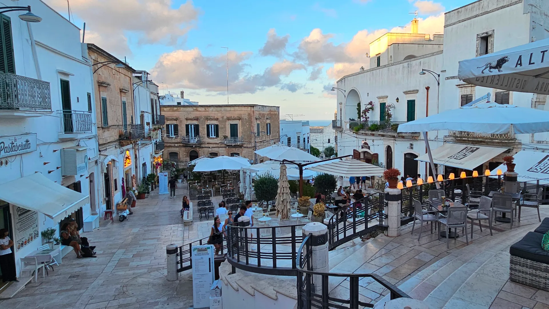 Altstadt von Ostuni, Häuser entlang der Stufen zur Piazza Libertà