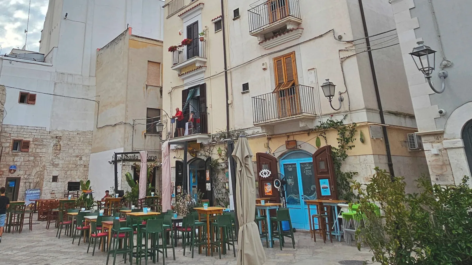 Barletta, restaurant typique avec tables extérieures