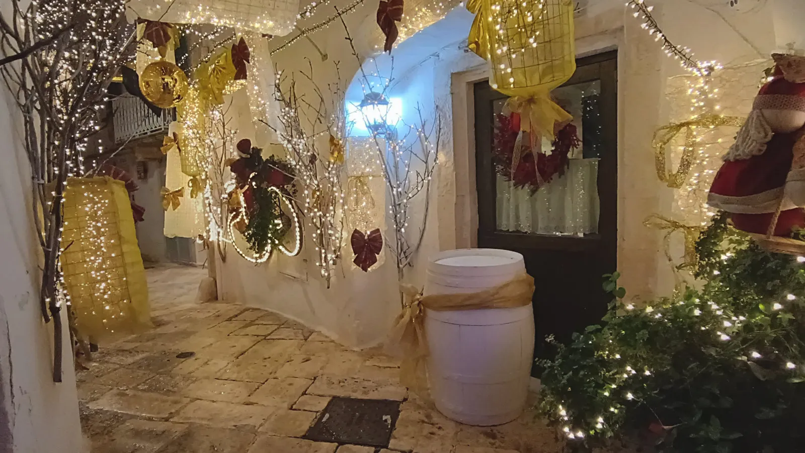 Noël Locorotondo, décorations de Noël avec lanternes en dentelle dans l'allée du centre historique de Locorotondo