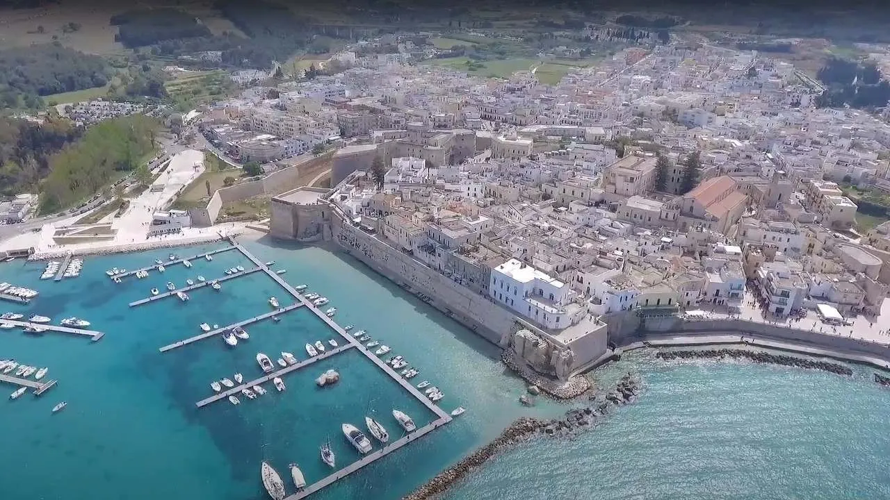 Centre historique d'Otrante, vue aérienne depuis la mer au-dessus du port