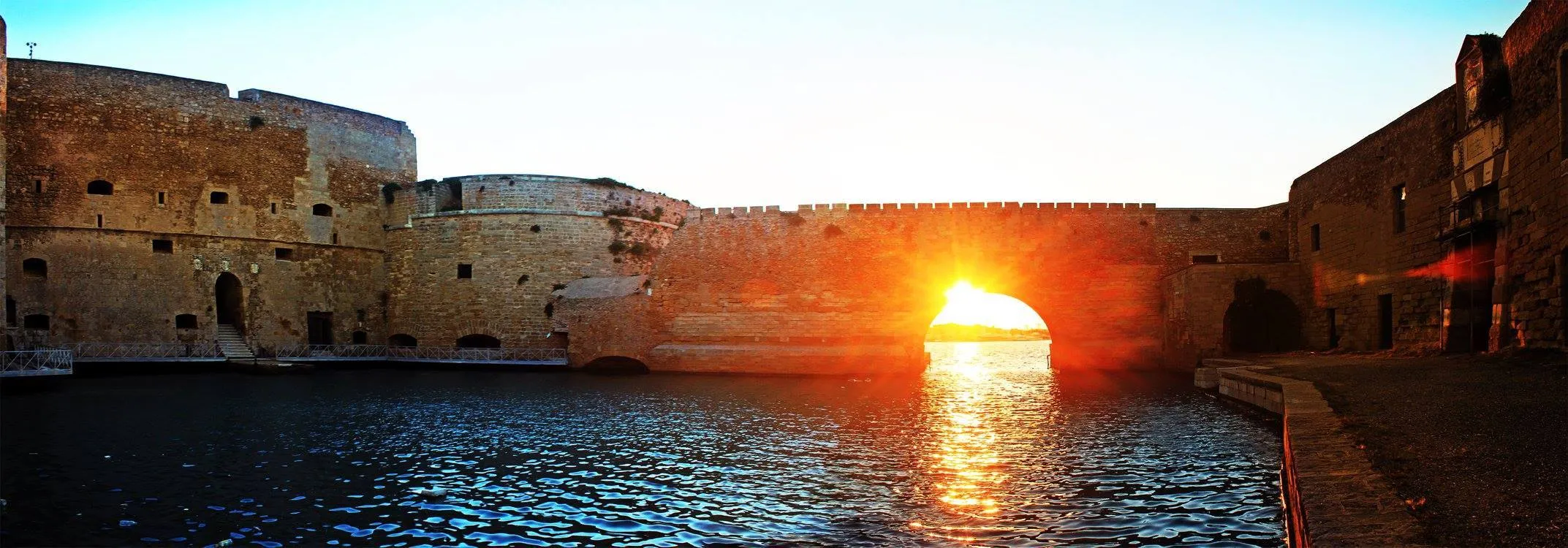 Photo of Alfonsino Castle at sunset