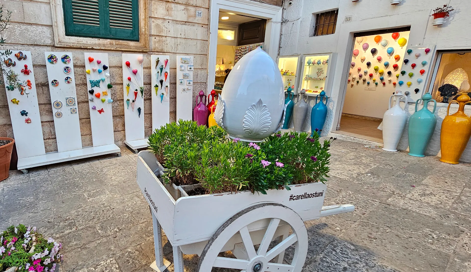 Ceramiche e artigianato locale per le vie di Ostuni Centro