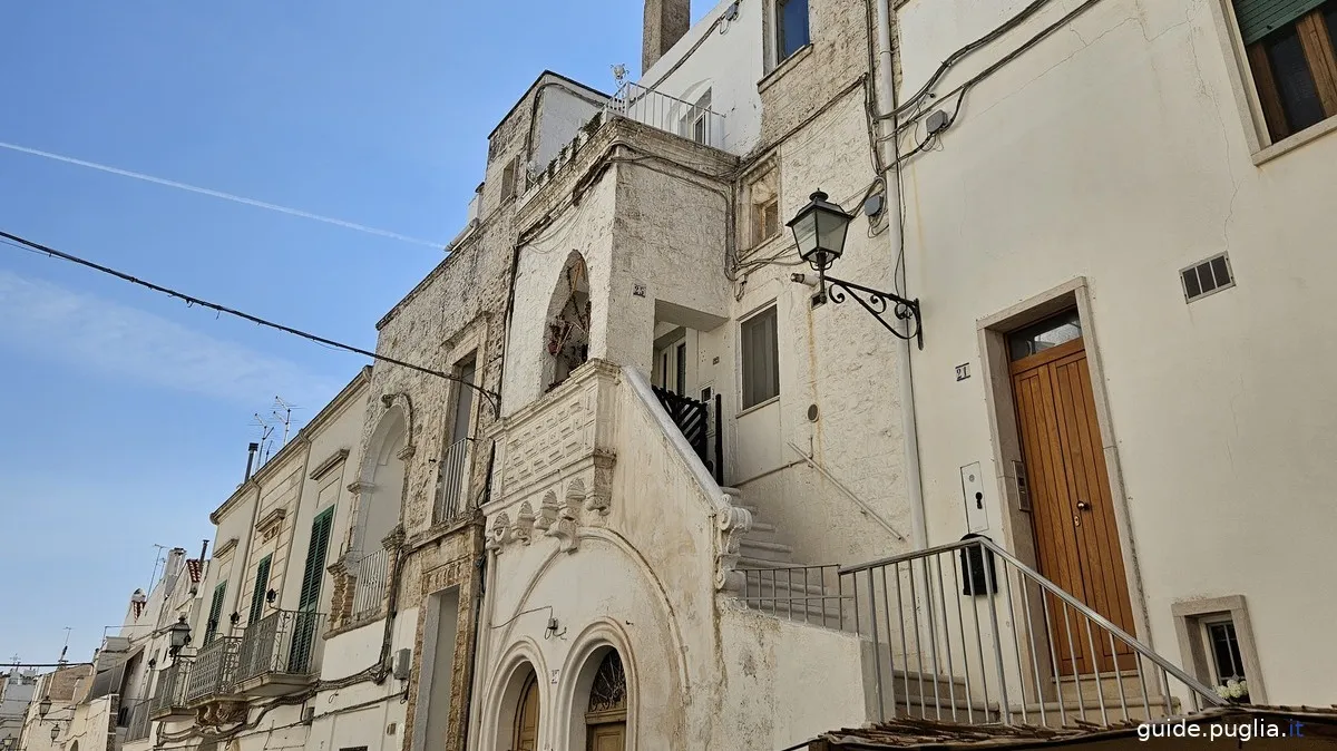 alleys, cisternino streets, white houses