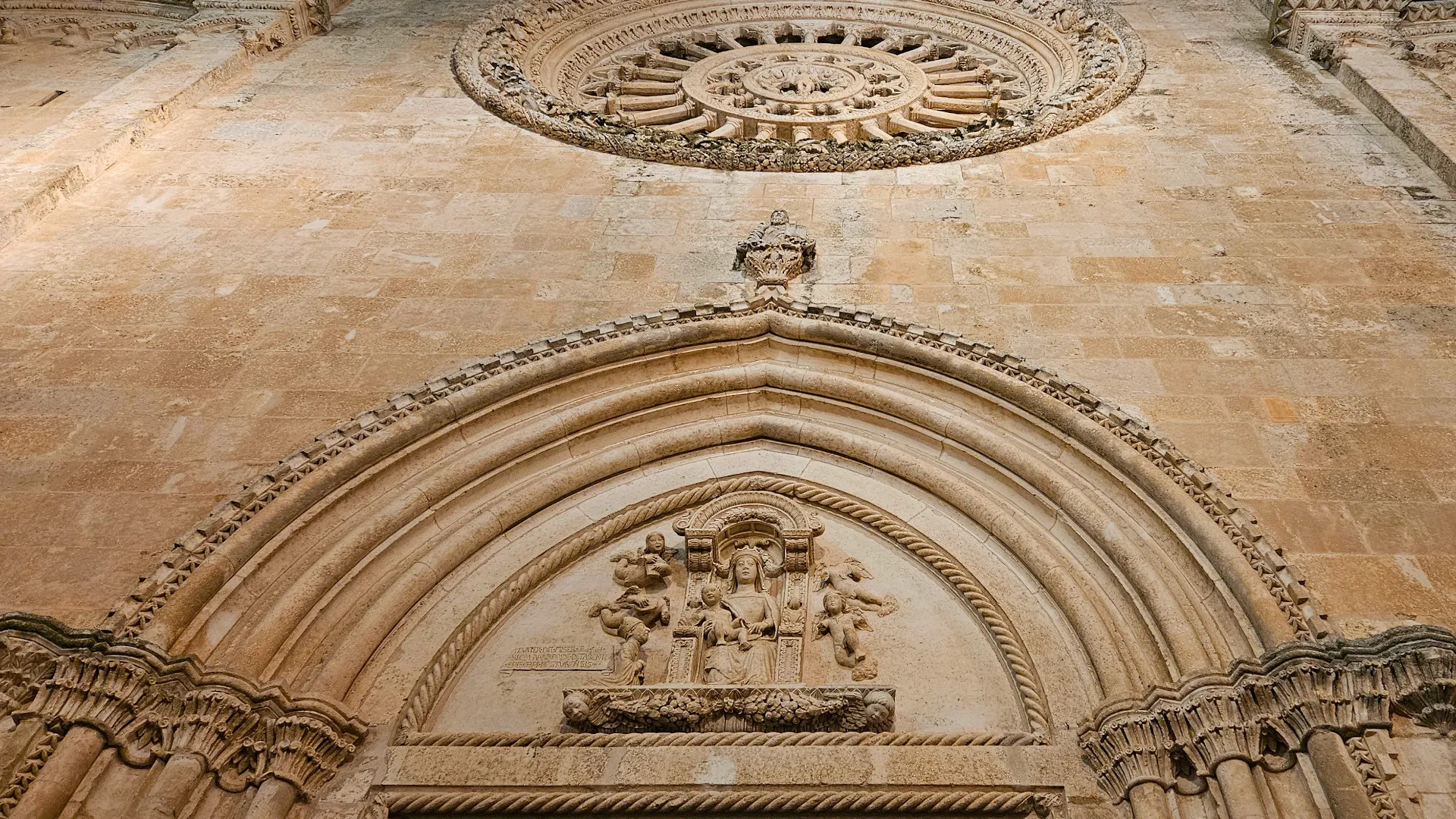 Rosettenfenster an der Fassade der Domkirche von Ostuni