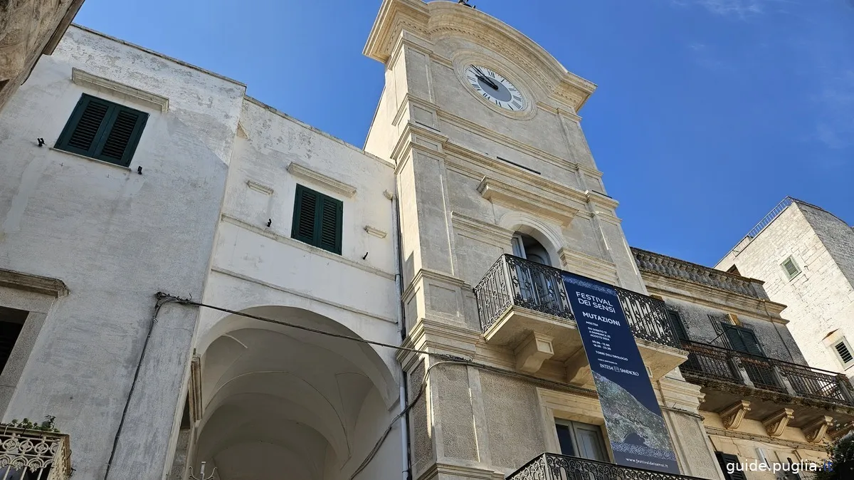 tour de l'horloge, place Vittorio Emanuele II, centre historique de Cisternino