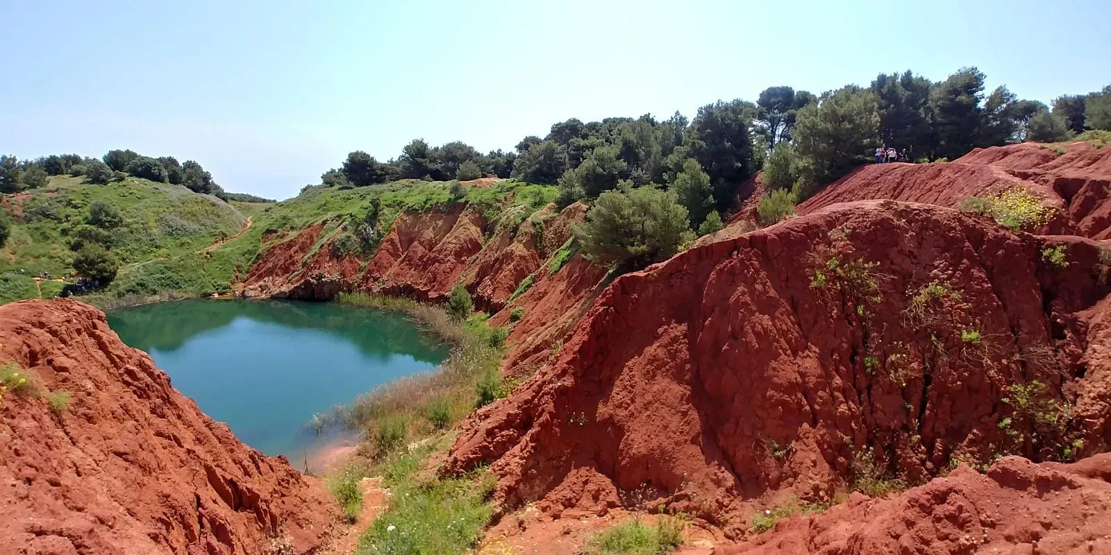 Otrante, carrière de bauxite et lac vert près de la mer