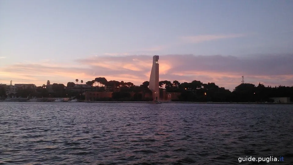 brindisi, monumento al marinaio d'italia
