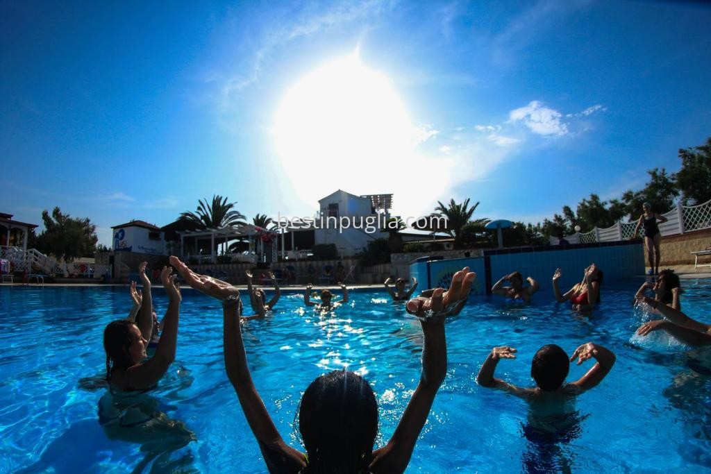 Villaggio Camping Oasi, piscina con animazione